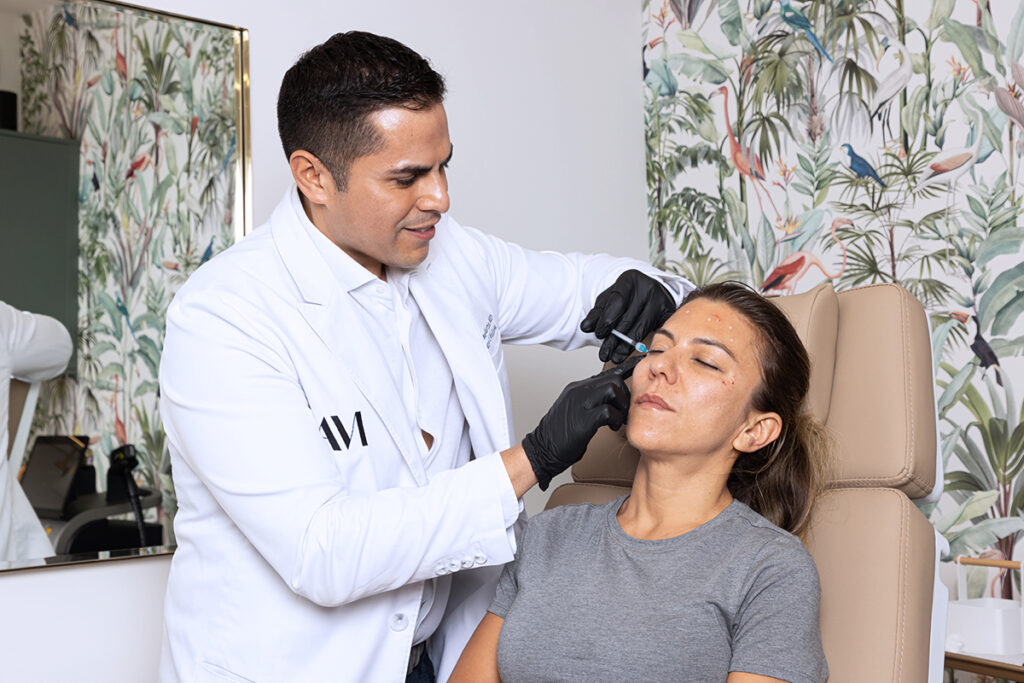 Dr. Alonso Martin performing an injectable treatment.